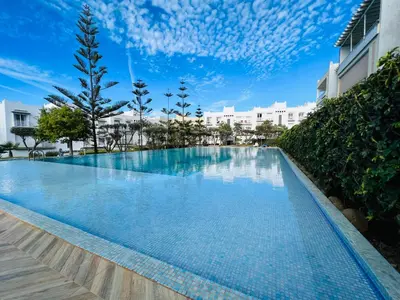 a large swimming pool in front of a building at Melrose Beαch Aρραrt Pοοl Vieω in Casablanca