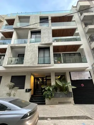 a building with a car parked in front of it at Superbe studio avec une belle terrasse à Gauthier in Casablanca