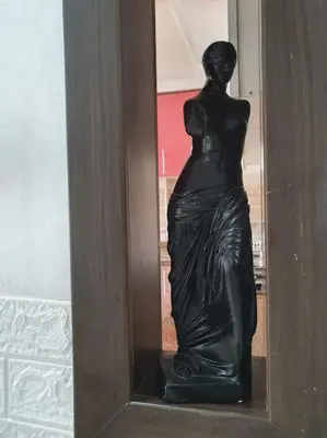 a statue of a woman in a dress in a doorway at Appartement sidi rahal in Berrechid