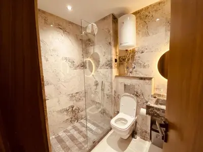 a bathroom with a toilet and a shower at Appartement Cosy et chaleureux - Casablanca centre in Casablanca