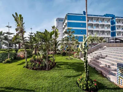 a park with palm trees and a building at Hôtel Club Val d'Anfa Casablanca Ocean view in Casablanca